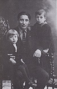Gerard van het Reve mei syn soannen Gerard en Karel (1927)