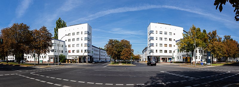 File:Gate buildings at Aroser planned by Bruno Ahrends.jpg