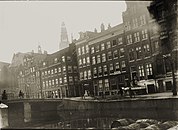 De brug rond 1890 gefotografeerd door Breitner