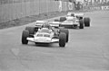 Gijs van Lennep (l) en daarachter Graham Hill in een Brabham, Bestanddeelnr 924-6663.jpg