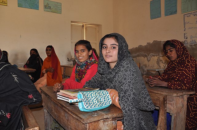 640px-Girls_at_school_-_WASH_in_schools_-_Pakistan_(38403459402).jpg (640×425)
