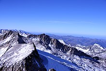 Glacier de l'Aneto et vue de la crête des portillons depuis le sommet. On peut observer les dizaines de mètres d'épaisseur du glacier au pied de Coronas.