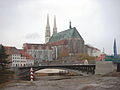 Blick über die Altstadtbrücke hinweg auf die Peterskirche