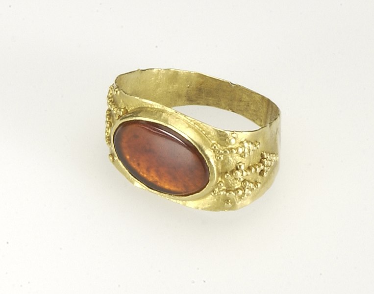 File:Gouden ring met carnool Katwijk 100926 RMO Leiden.jpg