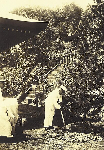 File:Governor-General Kawamura planting a commemorative tree at Yilan Shrine.jpg