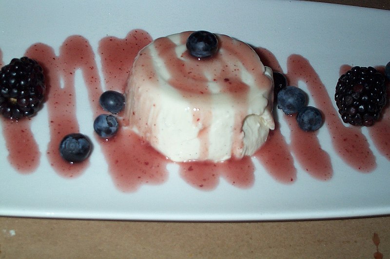 File:Greek yoghurt panna cotta in blackberry sauce.jpg