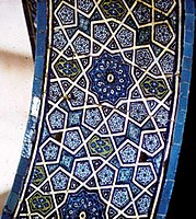 Detalle de la mezquita de Mehmed I (Bursa, Turquía) hecho del patrón girih a la izquierda