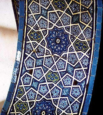 Geometric patterns: an archway in the Sultan's lodge in the Ottoman Green Mosque in Bursa, Turkey (1424), its girih strapwork forming 10-point stars and pentagons