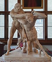 הרקולס מכה את נסוס בפסל רומי עתיק בגלריית אופיצי