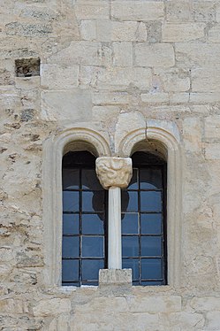 English: Romanesque bifora window at the western facade Deutsch: Romanisches Zwillingsfenster in der West-Fassade