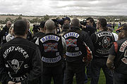 Membros de Moto Clubes vestindo casacos com seus emblemas