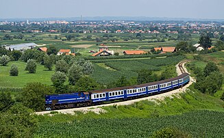 Un train de Hrvatske željeznice près de Gornji Kneginec, en Pannonie croate. (définition réelle 2 600 × 1 605)