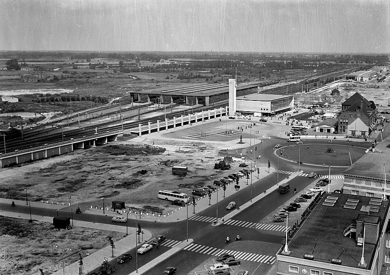 File:HUA-150265-Gezicht op het emplacement van het N.S.-station Eindhoven en de omgeving van het Stationsplein te Eindhoven.jpg