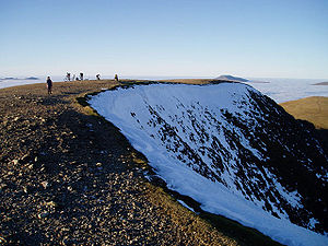 The summit plateau with the steep drop to the east
