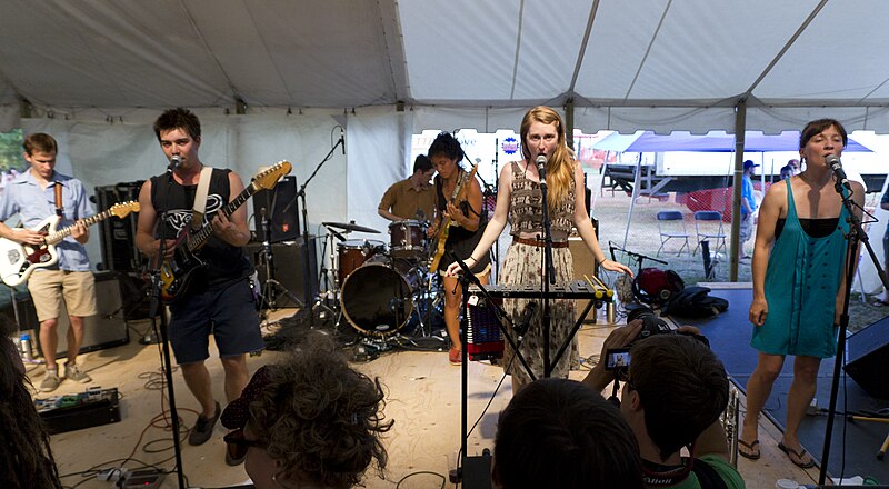 File:Hooded Fang at Hillside 2011.jpg