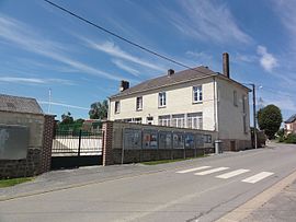 Das Rathaus und die Schule von Housset