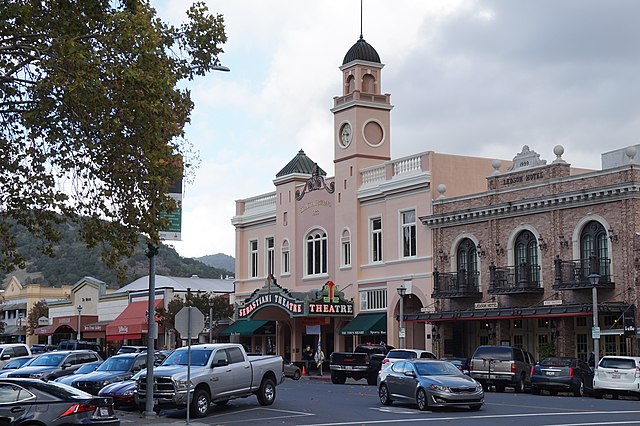 Image: In sonoma town (cropped)