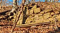 Der Mauerrest frontal im nachmittäglichen Sonnenlicht