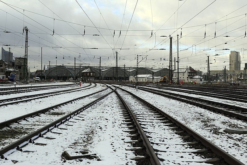 File:J39 170 Bf Leipzig Hbf, Bahnsteighallen.jpg