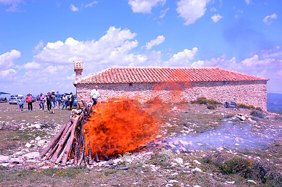 Romería de San Cristóbal en Jabaloyas (Teruel), detalle de hoguera con la ermita al fondo (2017).