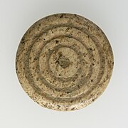 Jeton décoré à l'aide de trois cercles incisés. Un point, également incisé, matérialise le centre de l'objet. Objet provenant du site archéologique de La Guyomerais, Châtillon-sur-Seiche.