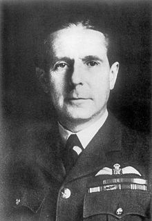 Portrait noir et blanc d'un homme en uniforme de la RAF.