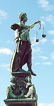 Sculpture of Lady Justice on the Gerechtigkeitsbrunnen in Frankfurt, Đức