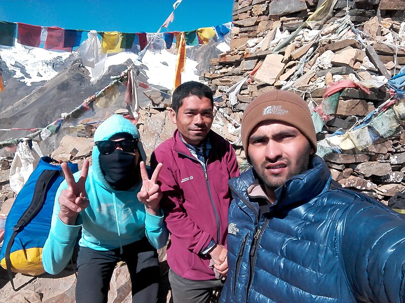 File:Kang la pass with my friend.jpg