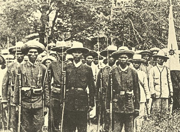 A late 19th-century photograph of armed Filipino revolutionaries, known as the Katipuneros.