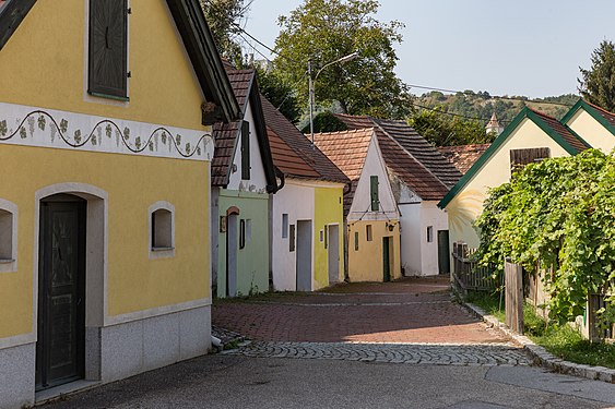 Manfred Kuzel File:Kellergasse Oagossn in Falkenstein, Weinviertel-0887.jpg