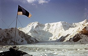В экспедиции 1987 года на Хан-Тенгри. Флаг Эстонии развевается на фоне высочайшей вершины Тянь-Шаня горы Победы (киргизское название Жеңиш)