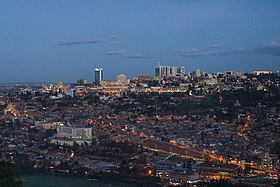 Uzaktaki CBD kuleleri de dahil olmak üzere Kigali'nin panorama fotoğrafı