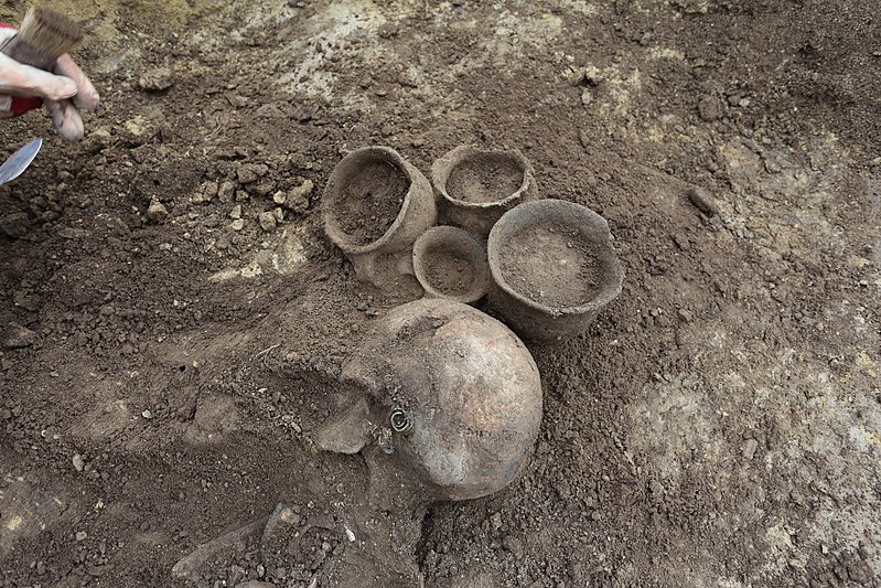 File:Kindergrab Bronzezeit in Weiden am See.jpg
