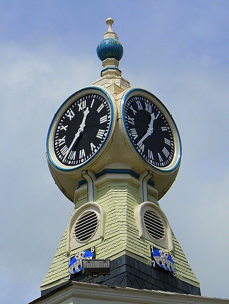 File:Kingsbridge-devon-uk-clock.JPG