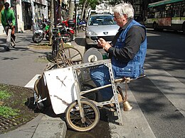 Scheren­schleifer mit einem „modernen Schleif­karren“ in Paris, 2008
