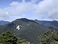 木賊山(左)を東から望む、破風山から