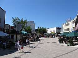 Imatran kävelykatu vuonna 2010. Ravintola Vuoksenvahti erottuu takana kadunkulmauksessa.