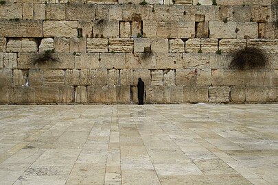 Homme priant au Mur occidental (2012).