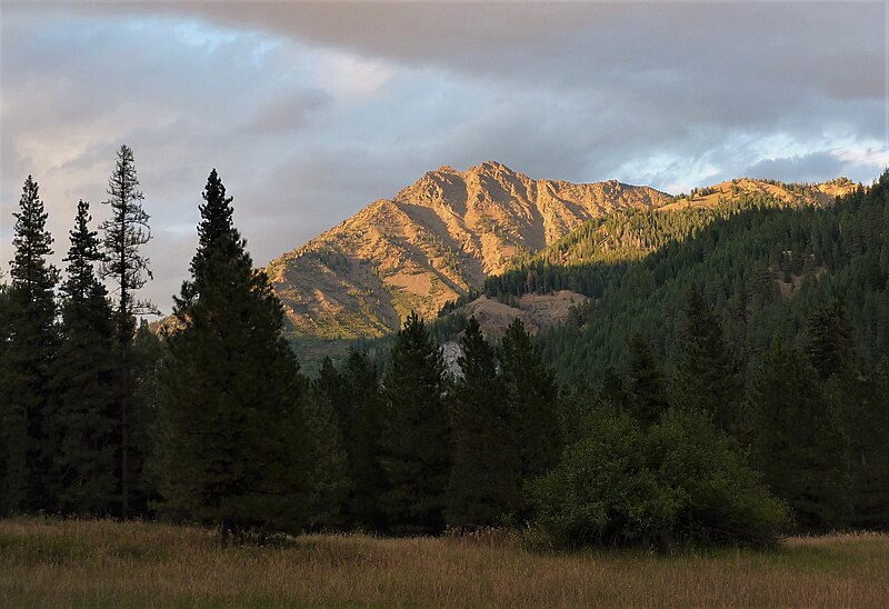 File:Krag Peak at sunset.jpg