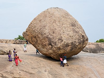 Krishna's Butterball di Tamil Nadu, India. Krishna's Butterball adalah batu granit raksasa yang berdiri sedemikian rupa dengan seimbang dan bertumpu pada sebuah lereng yang kecil. Batu besar ini memiliki tinggi sekitar enam meter, lebar lima meter, dan beratnya sekitar 250 ton.