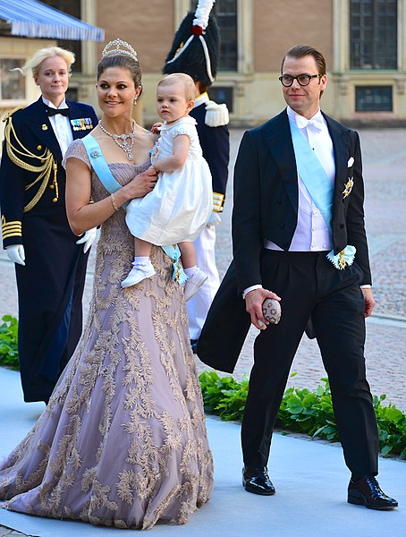 File:Kronprinsessan Victoria, prinsessan Estelle och Prins Daniel.jpg