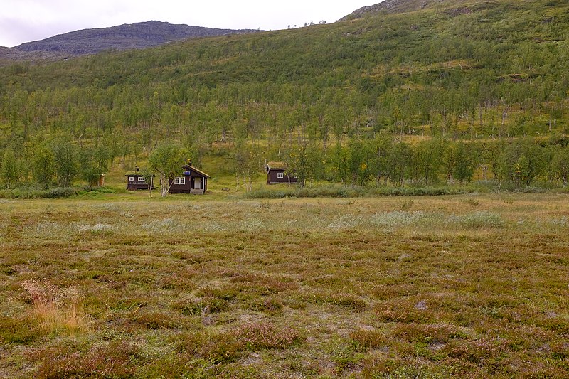 File:Krukkistua tourist cabin in Bjøllådalen at Saltfjellet.jpg