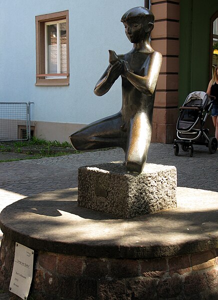 File:Kurt Lehmann Junge mit Taube, 1953, Bronze, Standort Staufen im Breisgau 3.jpg