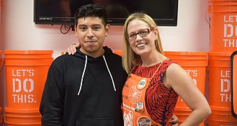 Kyrsten Sinema working at Home Depot in Tempe in 2016 02.jpg