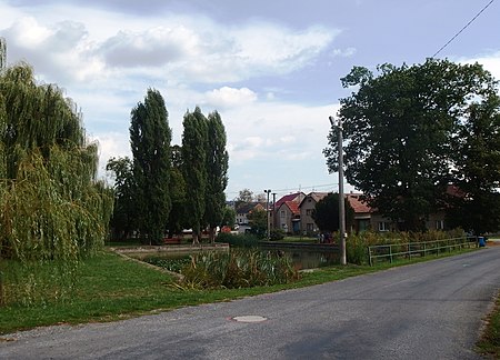 Lašťany, náves (1)