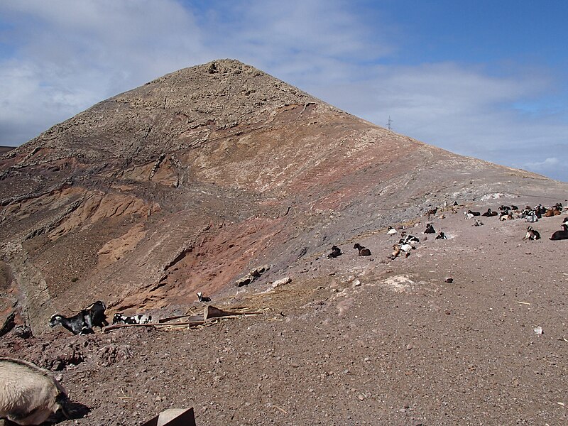 File:La Santa Trail of Lanzarote - P5160229 (9143015898).jpg