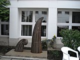 Varga Éva Vasfű című szobra a Galéria udvarán