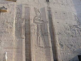 Représentation d'Horus sur le pylône droit.