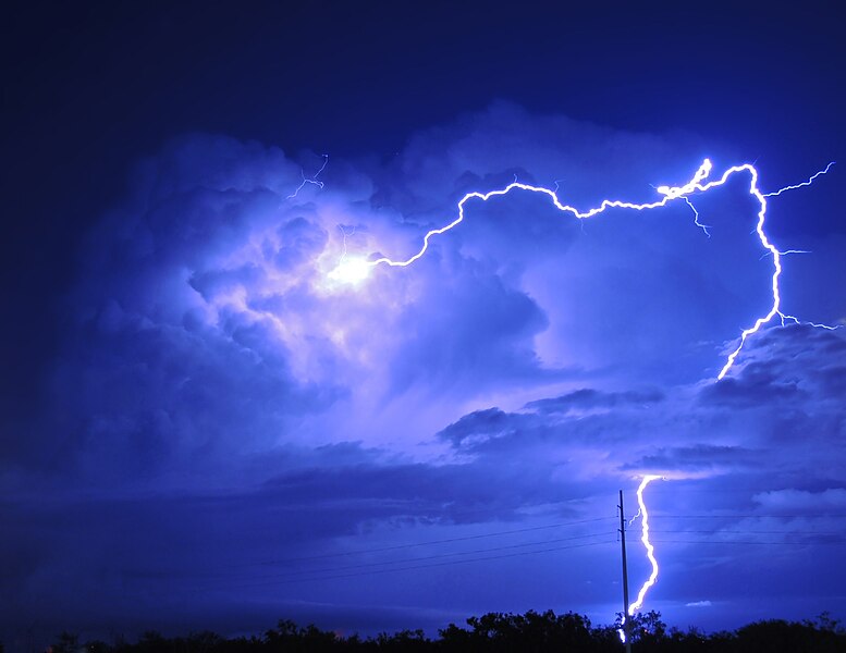 File:Lightning in Dallas 2015.jpg