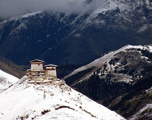 གླིང་བཞི་གཡུལ་རྒྱལ་རྫོང་། Ι Yuelgel Dzong, Lhingzhi